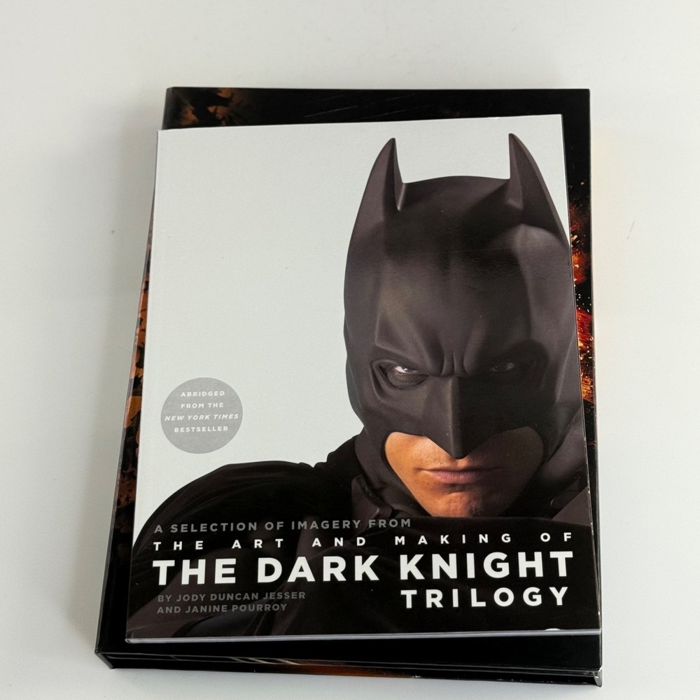 The Dark Knight Trilogy DVD Limited Edition Gift Set Lenticular Art Book 3-Disc - Picture 4 of 15